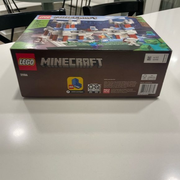 Lego Minecraft - The Ice Castle - Picture 6 of 7